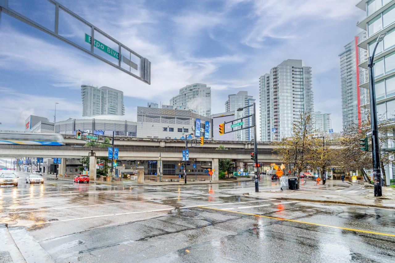 Amazing Views ! Leather Furniture ! Cozy Condo! Vancouver Buitenkant foto